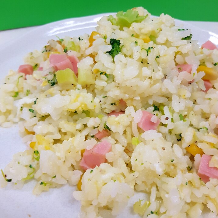 子供が喜ぶ(^^)コーン缶と魚肉ソーセージの炒飯♪